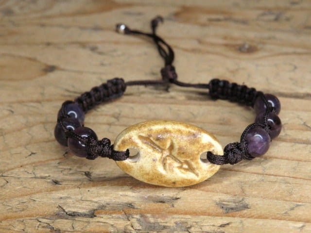 Ręcznie pleciona bransoletka makrama z ametystu i ceramiki. Symbol Strzelca, naturalny styl, idealna dla zodiakalnych Strzelców.