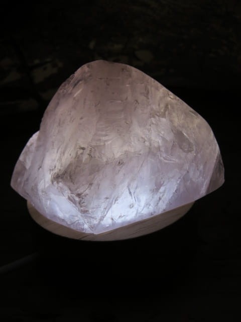 Lampka z kwarcu różowego – nastrojowe światło i naturalna energia kamieni
