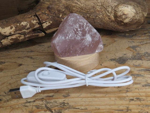 Lampka z kwarcu różowego – nastrojowe światło i naturalna energia kamieni