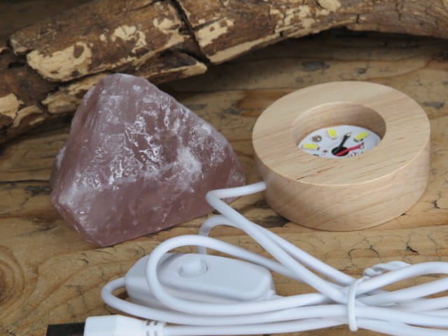 Lampka z kwarcu różowego – nastrojowe światło i naturalna energia kamieni