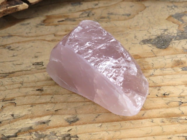 Lampka z kwarcu różowego – nastrojowe światło i naturalna energia kamieni