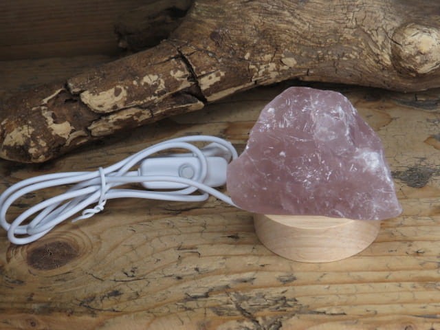 Lampka z kwarcu różowego LED na USB – naturalny kamień z Madagaskaru, specjalnie podcięty i oszlifowany, by stał stabilnie. Idealna lampka nastrojowa i pomysł na prezent.
