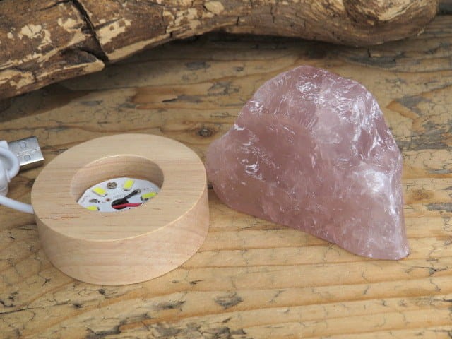 Lampka z kwarcu różowego LED na USB – naturalny kamień z Madagaskaru, specjalnie podcięty i oszlifowany, by stał stabilnie. Idealna lampka nastrojowa i pomysł na prezent.