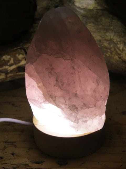 Lampka z kwarcu różowego LED na USB – naturalny kamień z Madagaskaru, specjalnie podcięty i oszlifowany, by stał stabilnie. Idealna lampka nastrojowa i pomysł na prezent.