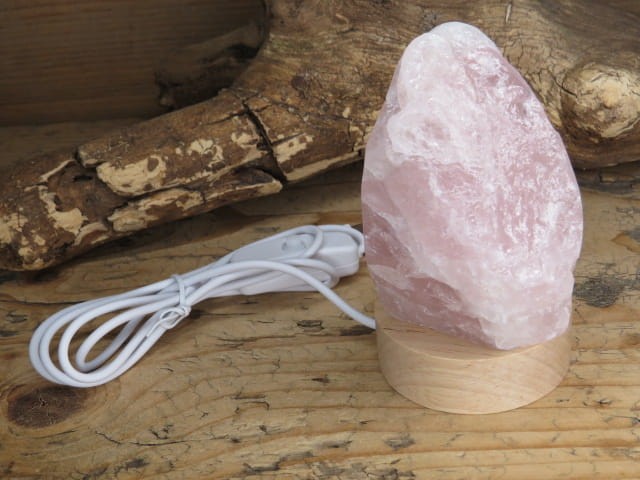 Lampka z kwarcu różowego LED na USB – naturalny kamień z Madagaskaru, specjalnie podcięty i oszlifowany, by stał stabilnie. Idealna lampka nastrojowa i pomysł na prezent.