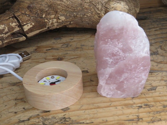 Lampka z kwarcu różowego LED na USB – naturalny kamień z Madagaskaru, specjalnie podcięty i oszlifowany, by stał stabilnie. Idealna lampka nastrojowa i pomysł na prezent.