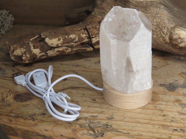 Lampka z kryształu górskiego LED na USB – naturalny kamień z Madagaskaru, specjalnie podcięty i oszlifowany, by stał stabilnie. Nastrojowe światło i pozytywna energia natury.