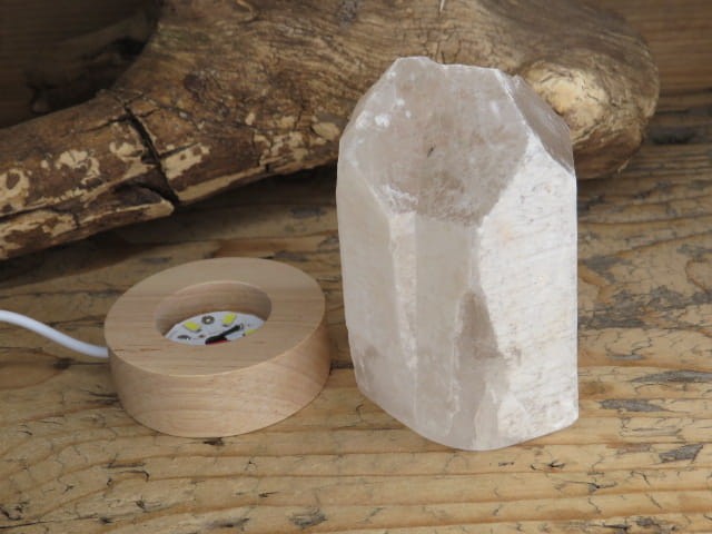 Lampka z kryształu górskiego LED na USB – naturalny kamień z Madagaskaru, specjalnie podcięty i oszlifowany, by stał stabilnie. Nastrojowe światło i pozytywna energia natury.