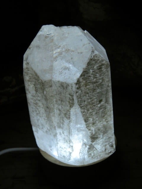 Lampka z kryształu górskiego LED na USB – naturalny kamień z Madagaskaru, specjalnie podcięty i oszlifowany, by stał stabilnie. Nastrojowe światło i pozytywna energia natury.
