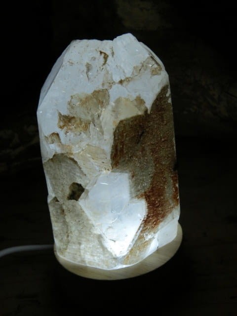Lampka z kryształu górskiego LED na USB – naturalny kamień z Madagaskaru, specjalnie podcięty i oszlifowany, by stał stabilnie. Nastrojowe światło i pozytywna energia natury.