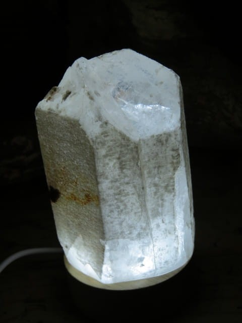 Lampka z kryształu górskiego LED na USB – naturalny kamień z Madagaskaru, specjalnie podcięty i oszlifowany, by stał stabilnie. Nastrojowe światło i pozytywna energia natury.