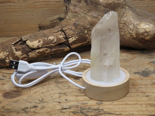 Lampka z kryształu górskiego LED na USB – naturalny kamień z Madagaskaru, specjalnie podcięty i oszlifowany, by stał stabilnie. Nastrojowe światło i pozytywna energia natury.