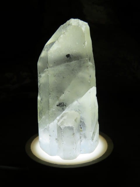 Lampka z kryształu górskiego LED na USB – naturalny kamień z Madagaskaru, specjalnie podcięty i oszlifowany, by stał stabilnie. Nastrojowe światło i pozytywna energia natury.