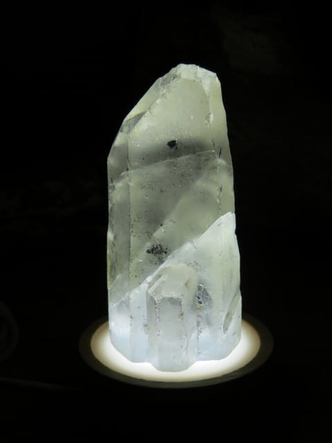 Lampka z kryształu górskiego LED na USB – naturalny kamień z Madagaskaru, specjalnie podcięty i oszlifowany, by stał stabilnie. Nastrojowe światło i pozytywna energia natury.