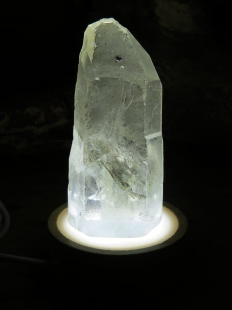 Lampka z kryształu górskiego LED na USB – naturalny kamień z Madagaskaru, specjalnie podcięty i oszlifowany, by stał stabilnie. Nastrojowe światło i pozytywna energia natury.