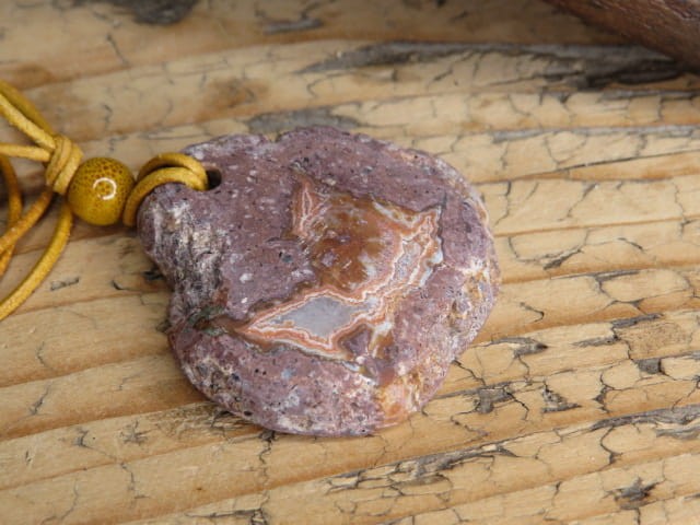 agat z Polski - amulet ogniska domowego - wisior na rzemieniu