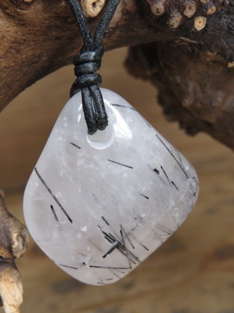 kwarc z turmalinem *amulet na rzemieniu
