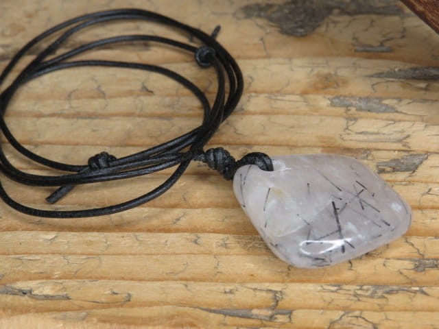 kwarc z turmalinem *amulet na rzemieniu