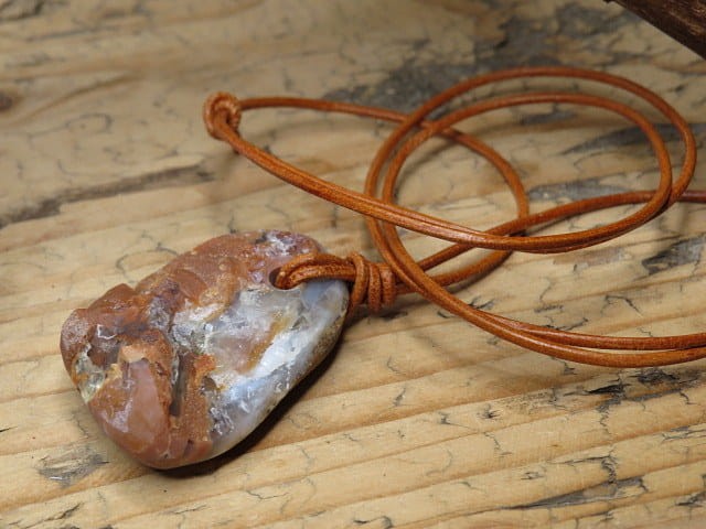 karneol z chalcedonem - wisior na rzemieniu * Polska * talizman poprawiający pamięć