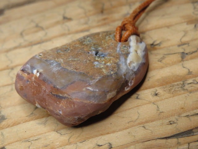 karneol z chalcedonem - wisior na rzemieniu * Polska * talizman poprawiający pamięć