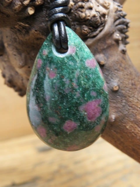 rubiny w fuchsycie - naszyjnik na rzemieniu