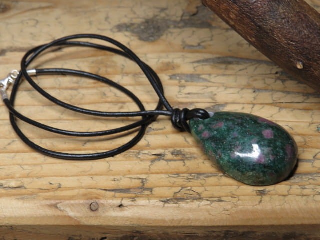 rubiny w fuchsycie - naszyjnik na rzemieniu