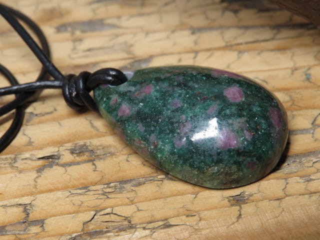 rubiny w fuchsycie - naszyjnik na rzemieniu