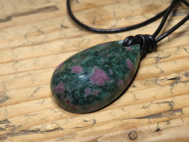 rubiny w fuchsycie - naszyjnik na rzemieniu