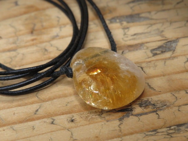 cytryn wisior - talizman dostatku na rzemieniu