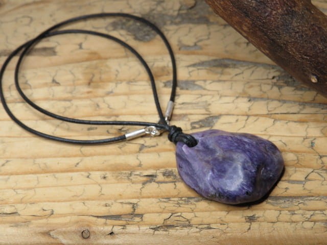 czaroit - wisior na rzemieniu