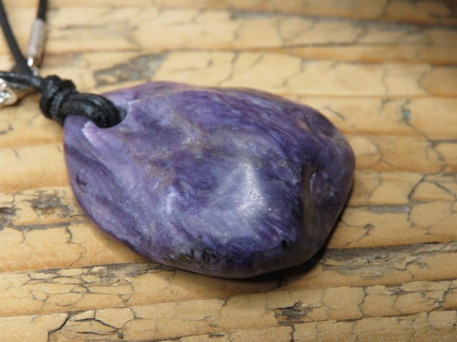 czaroit - wisior na rzemieniu