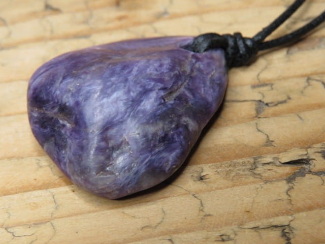 czaroit - wisior na rzemieniu