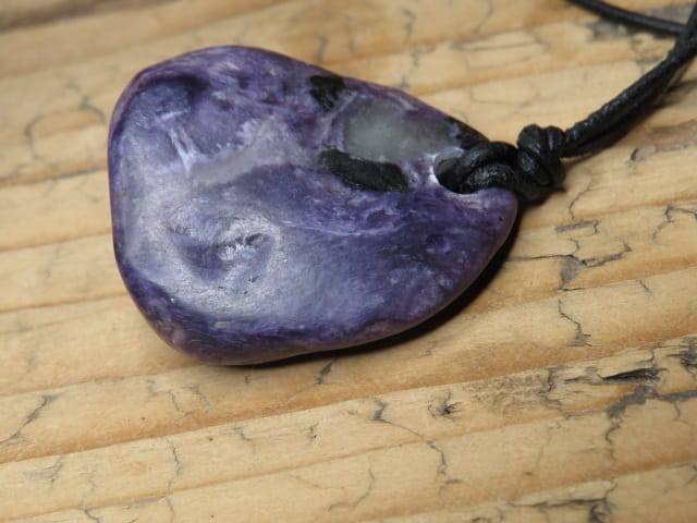 czaroit - wisior na rzemieniu