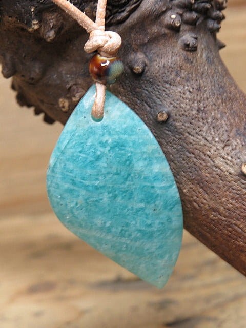 amazonit - wisior na rzemieniu– kamień młodości i równowagi | Amulet z naturalnego amazonitu