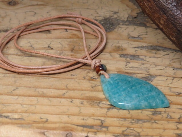 amazonit - wisior na rzemieniu– kamień młodości i równowagi | Amulet z naturalnego amazonitu