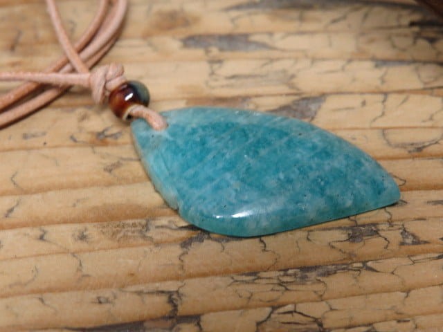 amazonit - wisior na rzemieniu– kamień młodości i równowagi | Amulet z naturalnego amazonitu