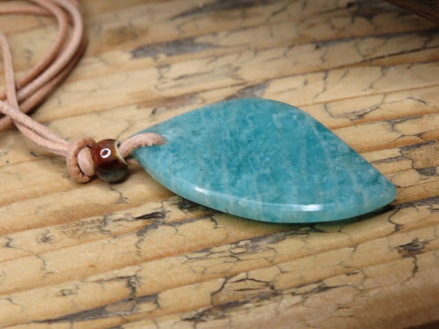 amazonit - wisior na rzemieniu– kamień młodości i równowagi | Amulet z naturalnego amazonitu