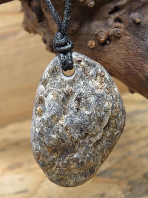 granaty w łupku - amulet na rzemieniu