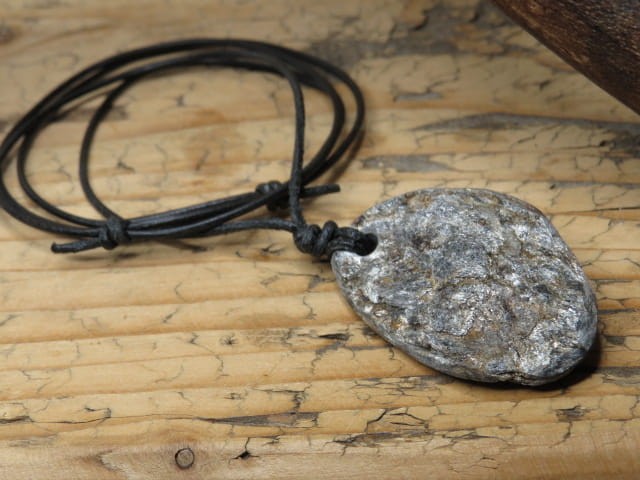 granaty w łupku - amulet na rzemieniu
