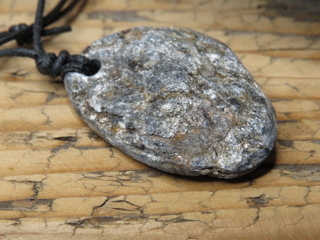 granaty w łupku - amulet na rzemieniu