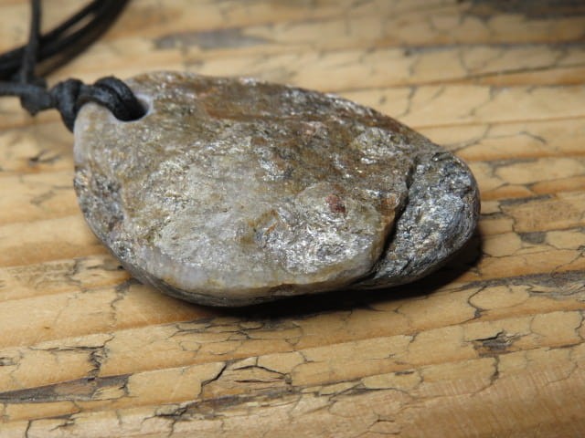 granaty w łupku - amulet na rzemieniu