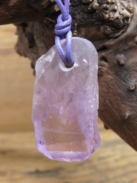 Ametyst - kryształ tabliczkowy - amulet rozwoju duchowego na rzemieniu