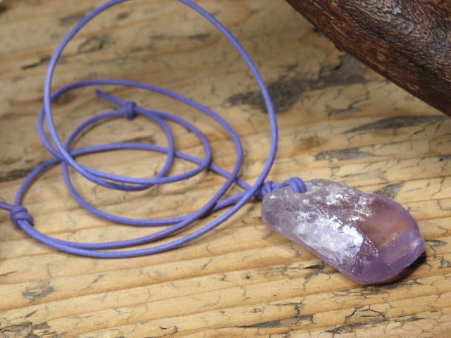 Ametyst - kryształ tabliczkowy - amulet rozwoju duchowego na rzemieniu