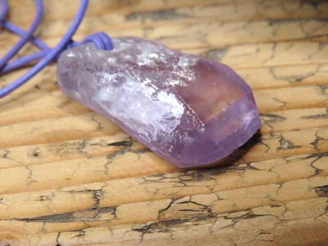 Ametyst - kryształ tabliczkowy - amulet rozwoju duchowego na rzemieniu
