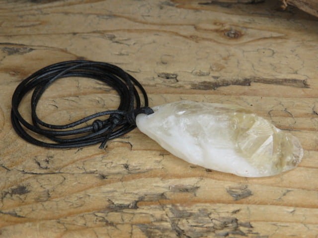 cytryn - kamień bogactwa - talizman na rzemieniu