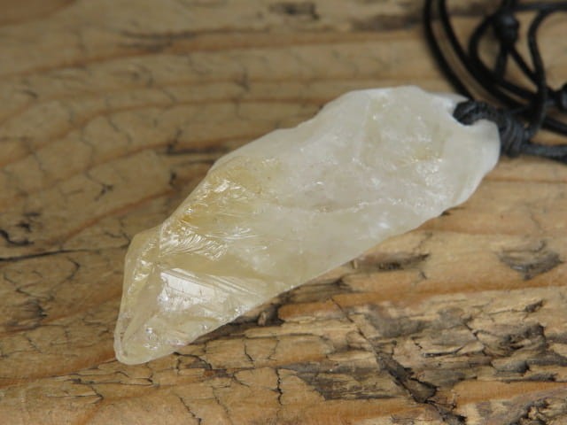 cytryn - kamień bogactwa - talizman na rzemieniu