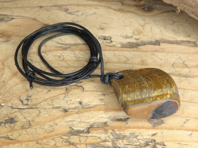 tygrysie oko - talizman bogactwa na rzemieniu