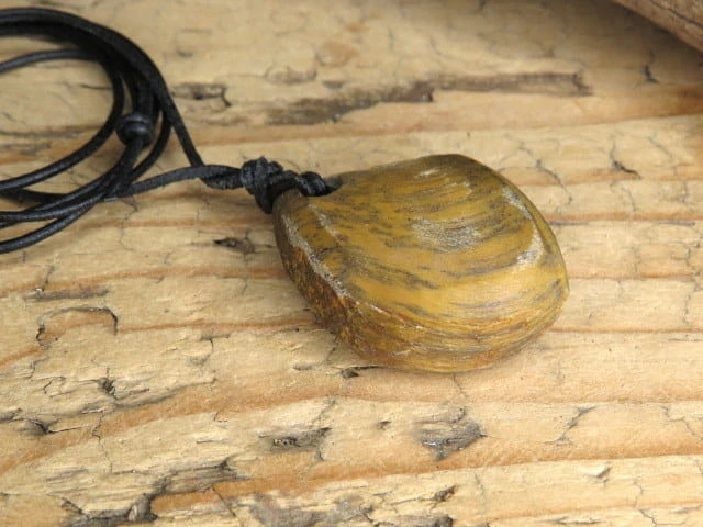 tygrysie oko - talizman bogactwa na rzemieniu