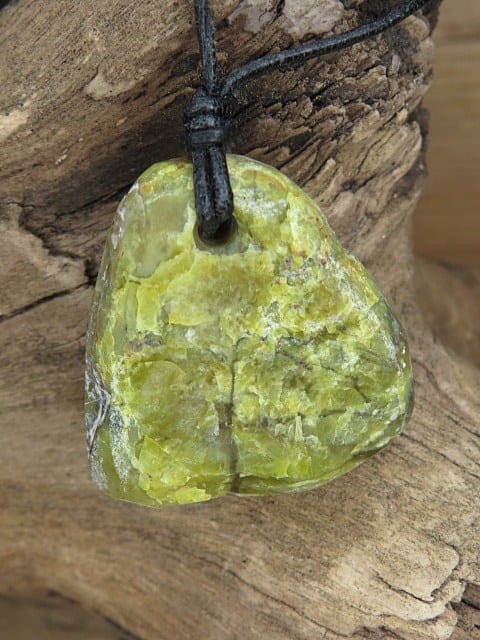 opal zielony - talizman równowagi wewnętrznej na rzemieniu