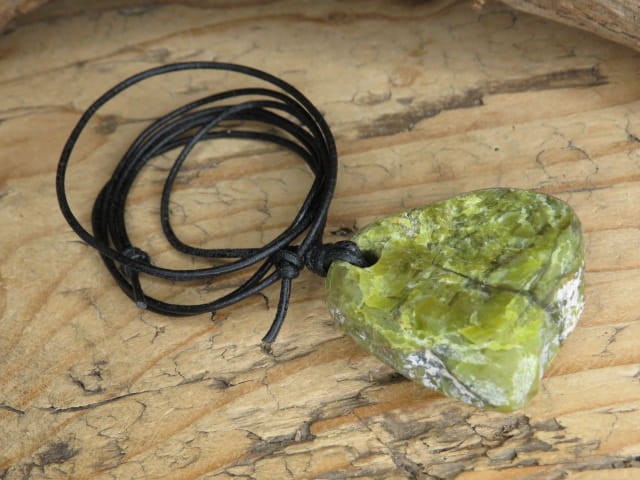opal zielony - talizman równowagi wewnętrznej na rzemieniu